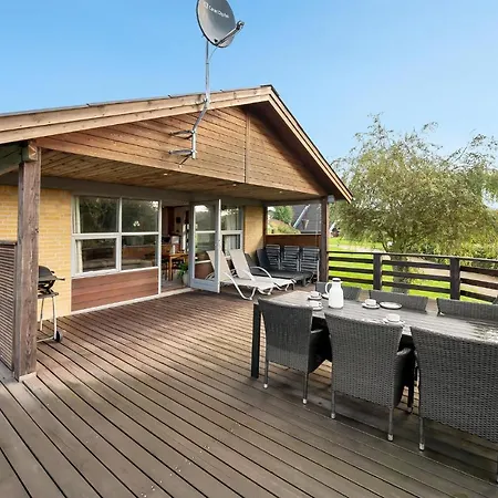 2 Bedroom Beautiful In Roslev Flovtrup